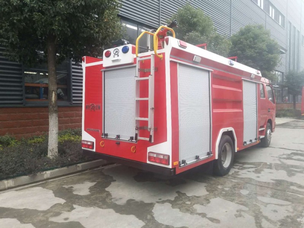 东风大多利卡5吨水罐消防车