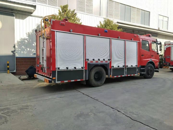 国六东风5.5吨水罐消防车