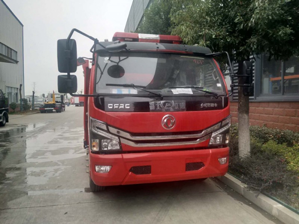东风大多利卡5吨水罐消防车