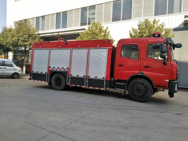 国六东风5.5吨水罐消防车