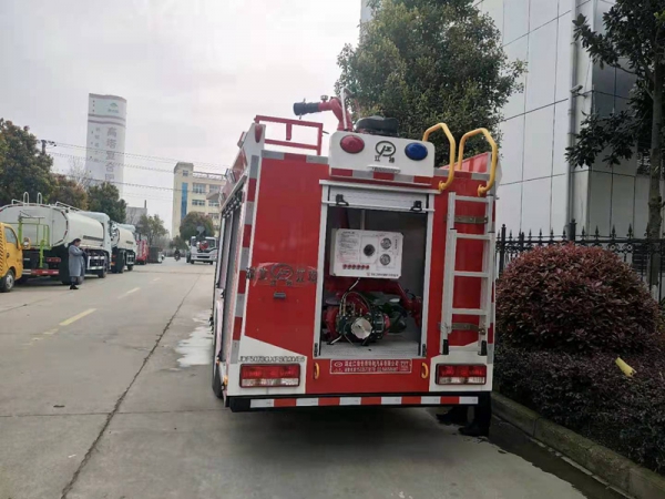 国六东风小型水罐消防车2.5吨