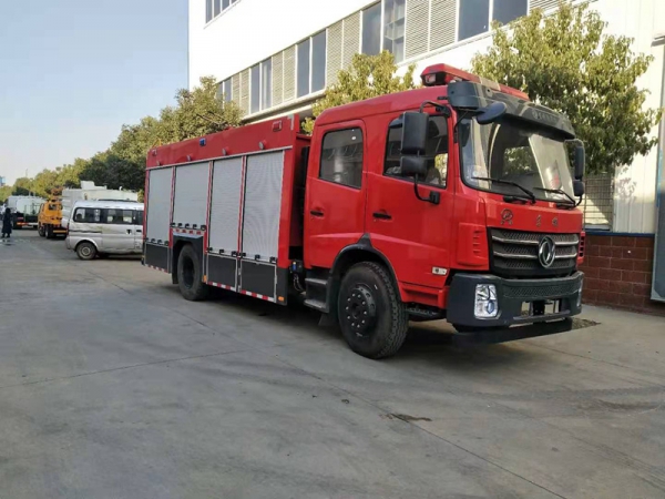 国六东风5.5吨水罐消防车